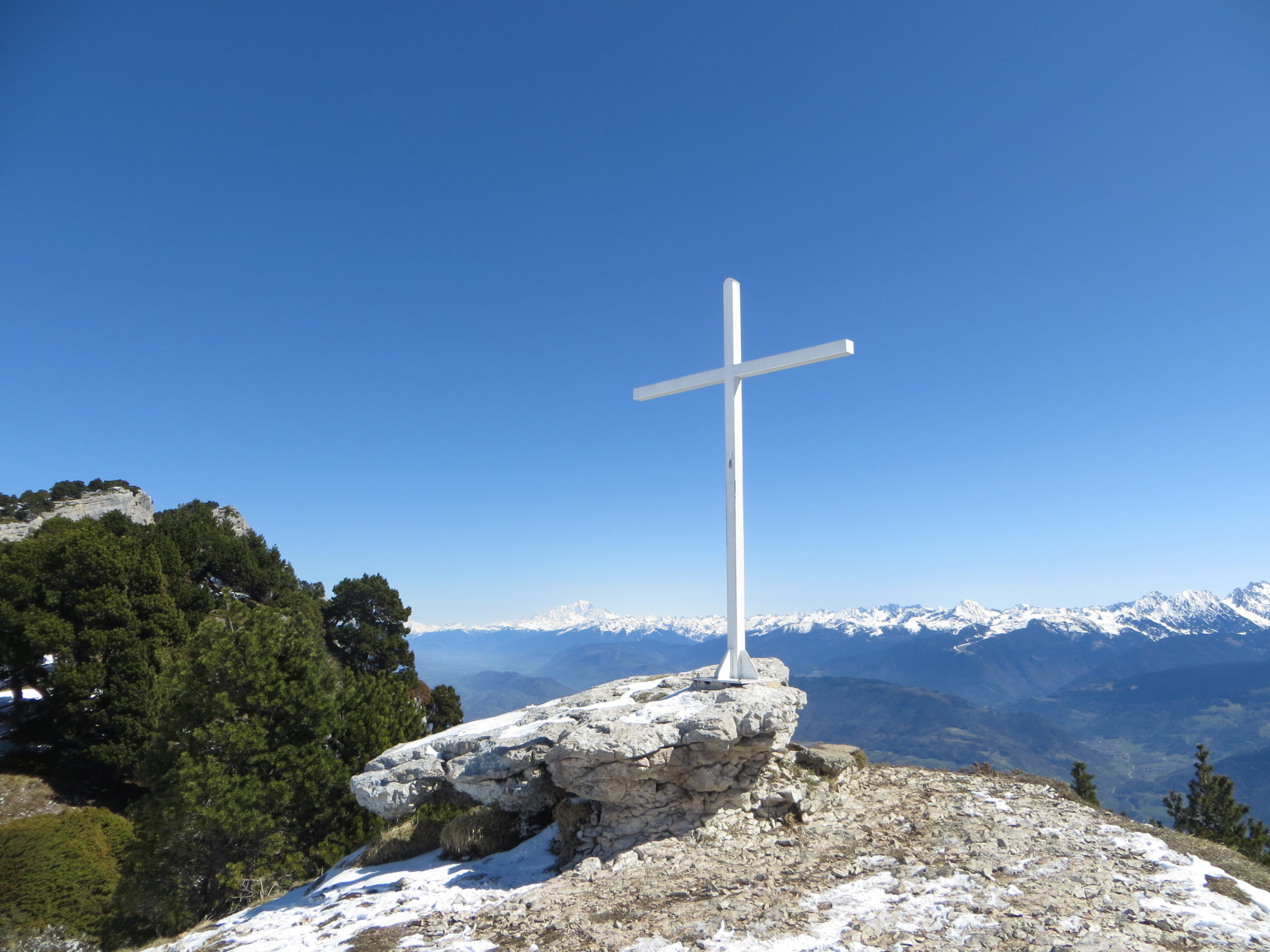 croix de l’ Aulp du Seuil et le Mont Blanc tout au fond